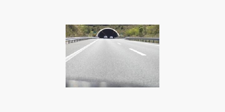 運転免許の「路上教習中」に民家の壁に激突！ 事故の「責任」は誰にあるのか？