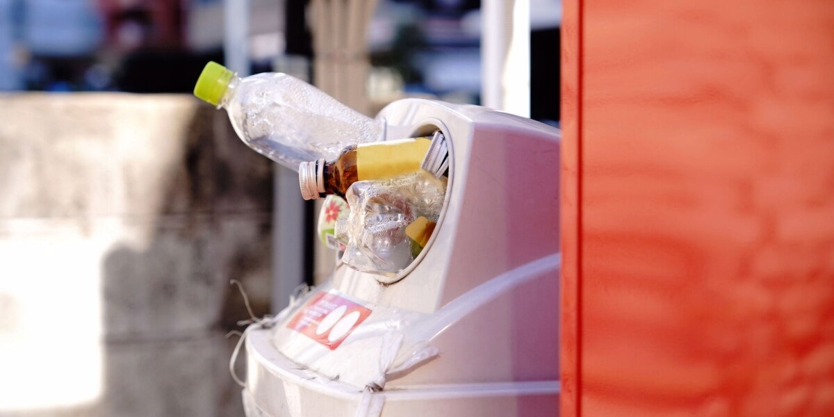 自販機横のボックスで溢れてる空のペットボトル、責任は誰に 
