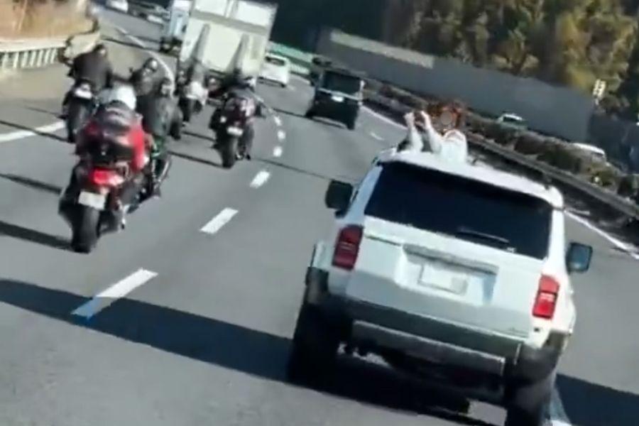 サンルーフから身を乗り出して撮影か（Xの投稿より）
