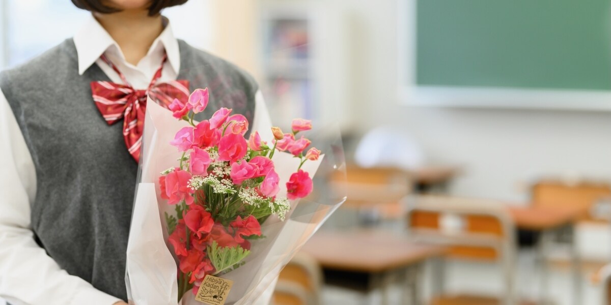 卒業式で担任に花束贈呈、「1人1000円」は余るはず？ ポケットマネーにする目的で「多めに集金」は犯罪成立のおそれ