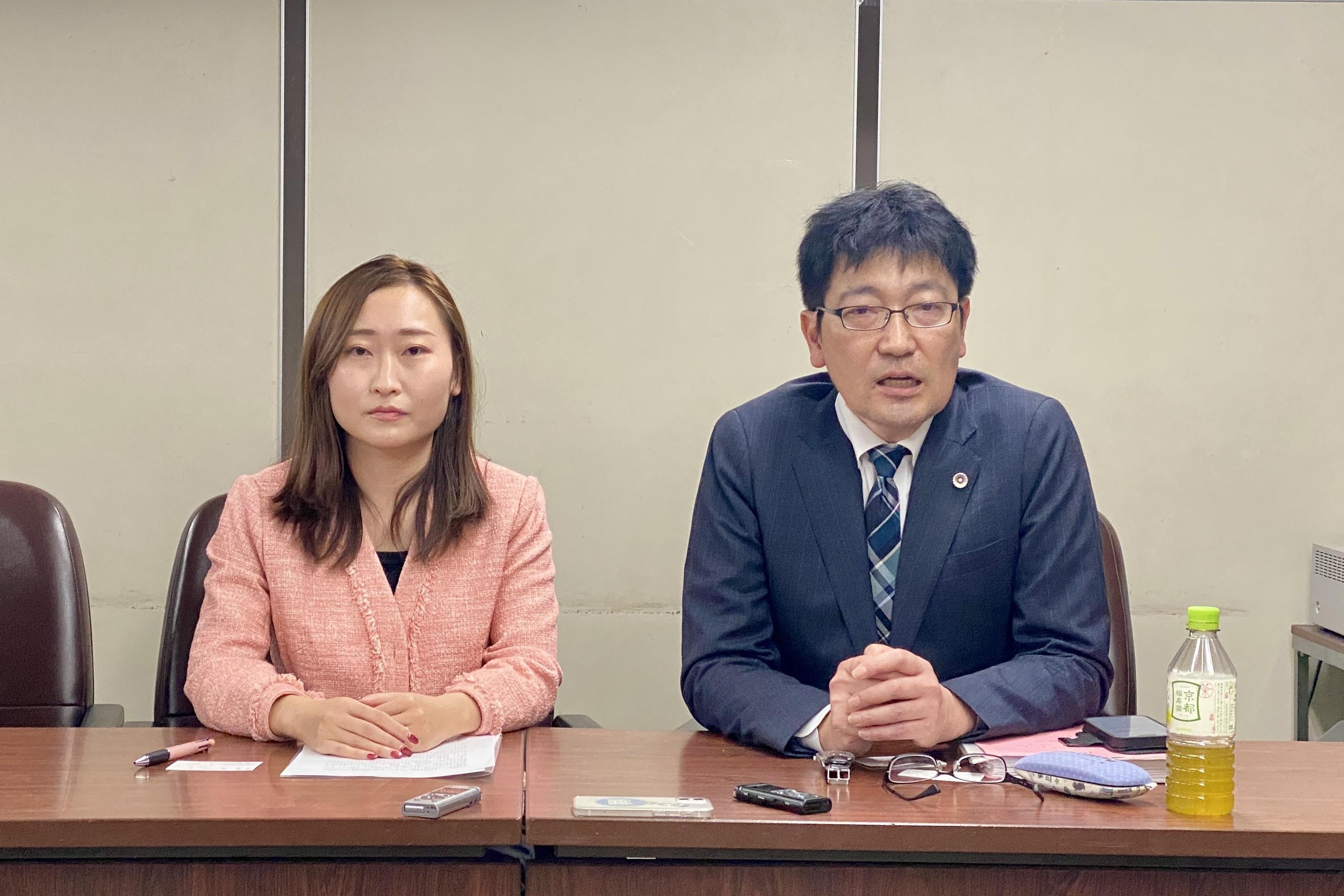 仁藤代表と神原元弁護士（右）