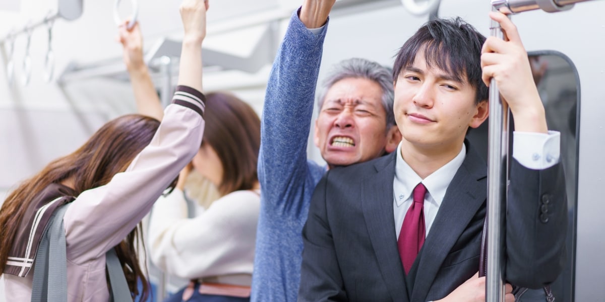 朝の通勤ラッシュ、隣の乗客の足をヒールで踏んでしまった　「治療費を請求されますか？」