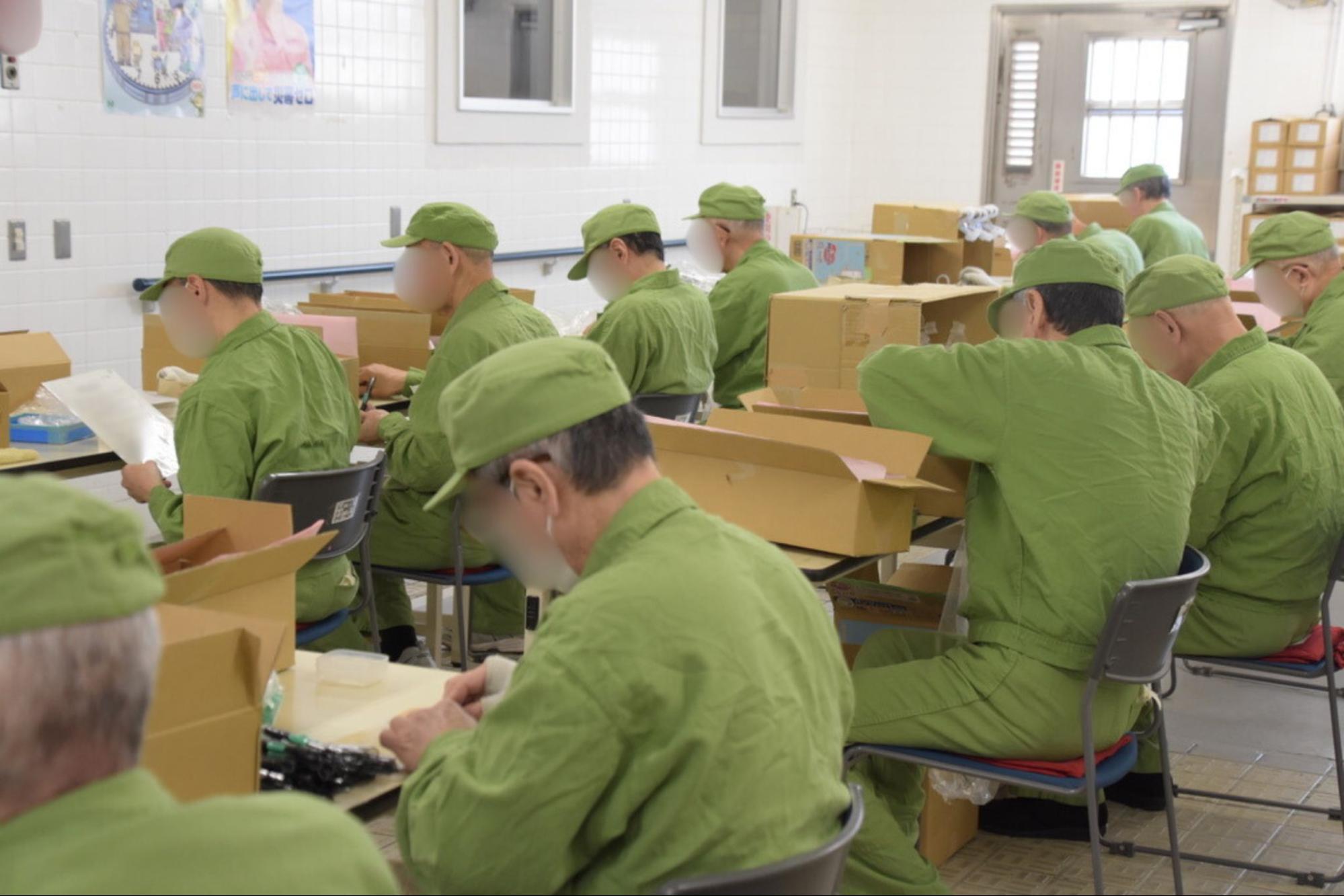 第5工場では高齢者や障がいを持った受刑者が簡単な刑務作業に取り組んでいる（2025年3月21日／千葉刑務所で、弁護士ドットコム撮影）