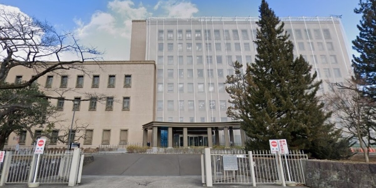 「電気代節約したい」職場で私物スマホ充電、法的リスクは？ 仙台家裁事務官が停職3カ月