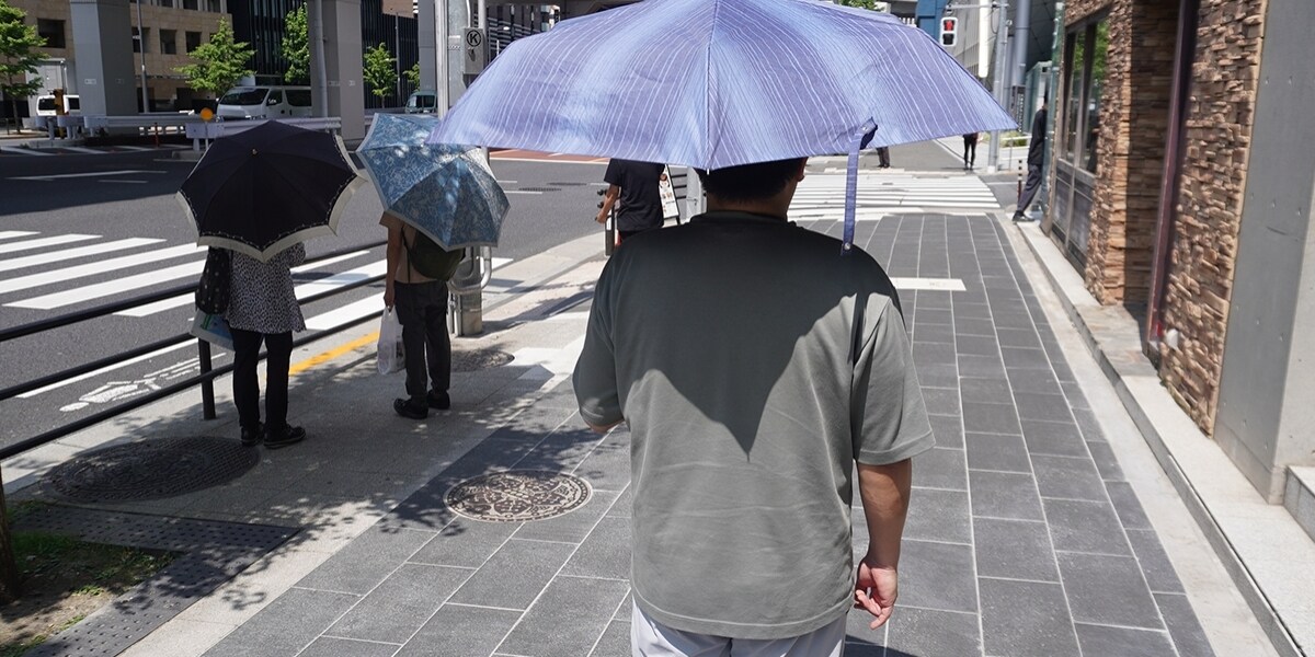 もう「女性」だけじゃない！都市部に広がる「日傘男子」、記者がデビューして体感した驚きの効果