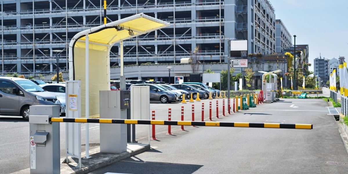ショッピングモール駐車場に山積みの“無料駐車券”使っていいの？　SNSで話題、弁護士が指摘する意外なリスク