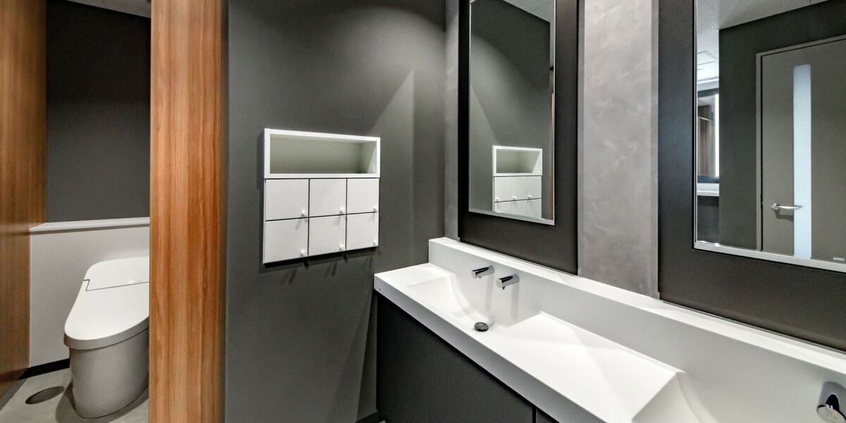 職場で従業員が盗撮「加害者にもプライバシー」難しい企業側の対応方針　被害者ケア、公表の必要性は？