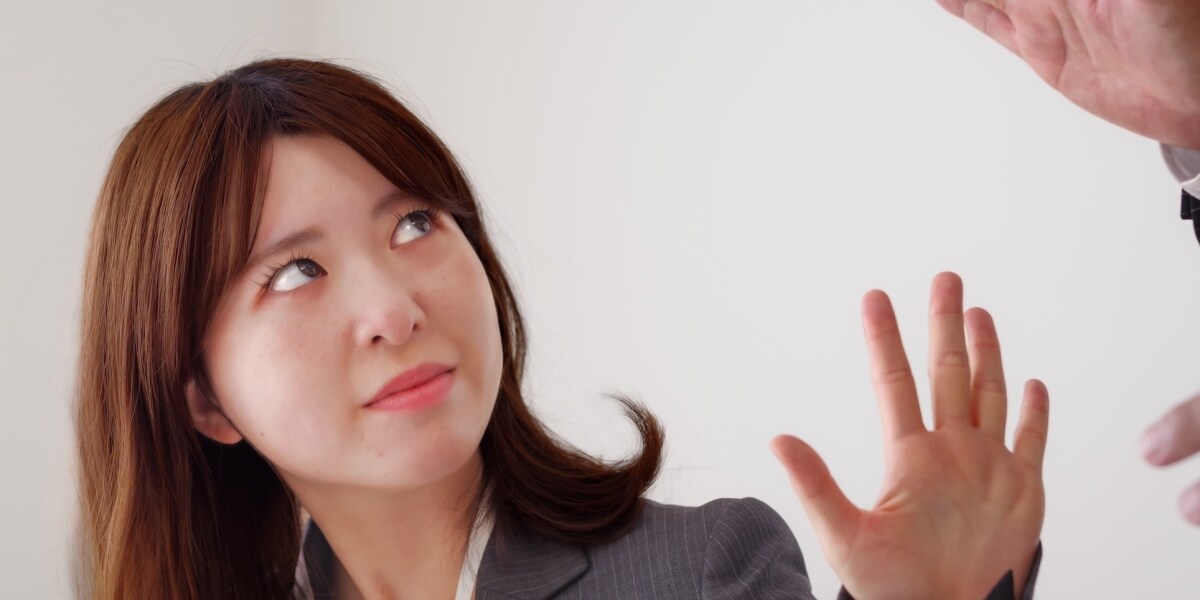 年上男性から恋愛迫る「おじアタック」、職場だとセクハラ？ 断っても「手紙」届いて困惑する女性