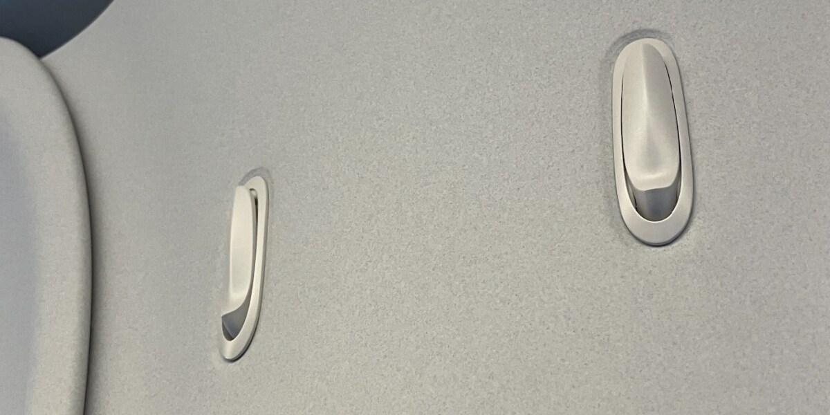 新幹線のコンセントとフックは早い者勝ち？JR東海の回答は