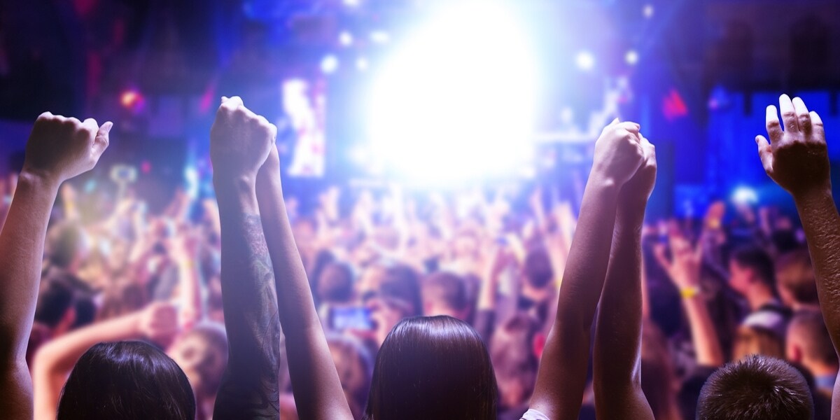 ライブ中に「大柄な男性客」がダイブ、女性ファンに直撃寸前…ケガさせたら法的責任は？