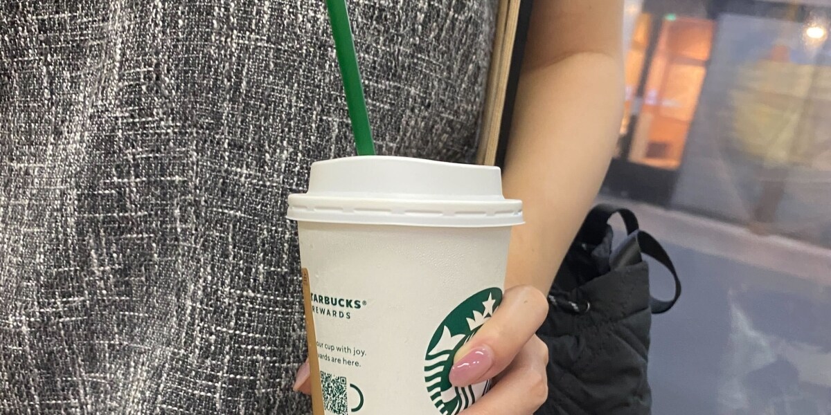 「スタバが凶器に…」満員電車にドリンク持ち込む女性にひんしゅくの声　SNSではぶちまけ被害経験が続出