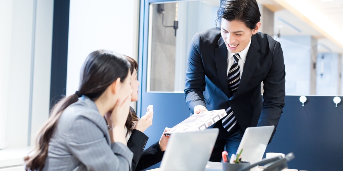 「これって窃盗？」職場の“消えたお菓子事件”　置き菓子勝手に食べたら法的にアウト？