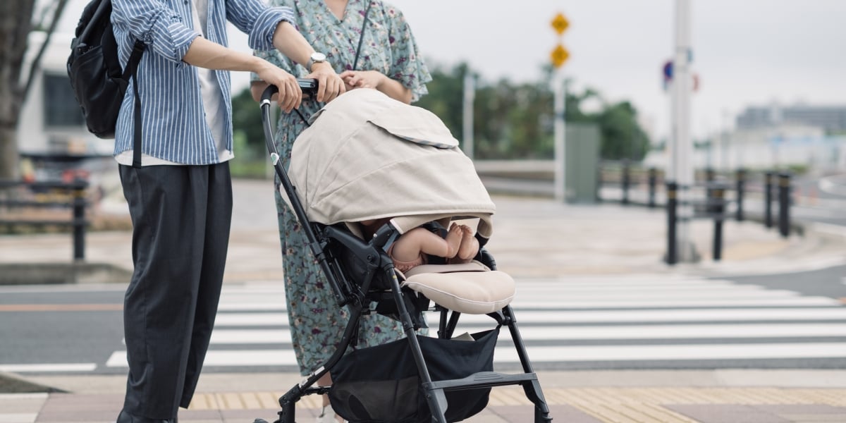 「ベビーカーは車道だろ」2人組男性から絡まれた…SNS投稿が物議　弁護士に聞く対処法は