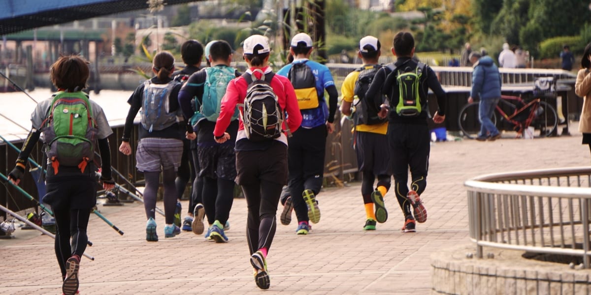 「危なっ！」歩道を疾走するランナー集団、法的に問題ないの？　狭い道で接触の危険も