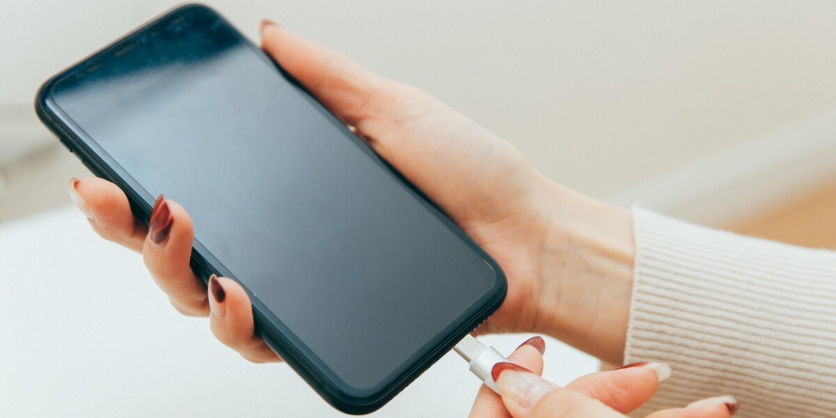 レンタル「モバイルバッテリー」友人に貸したら未返却状態に！  違約金は誰が支払うべき？