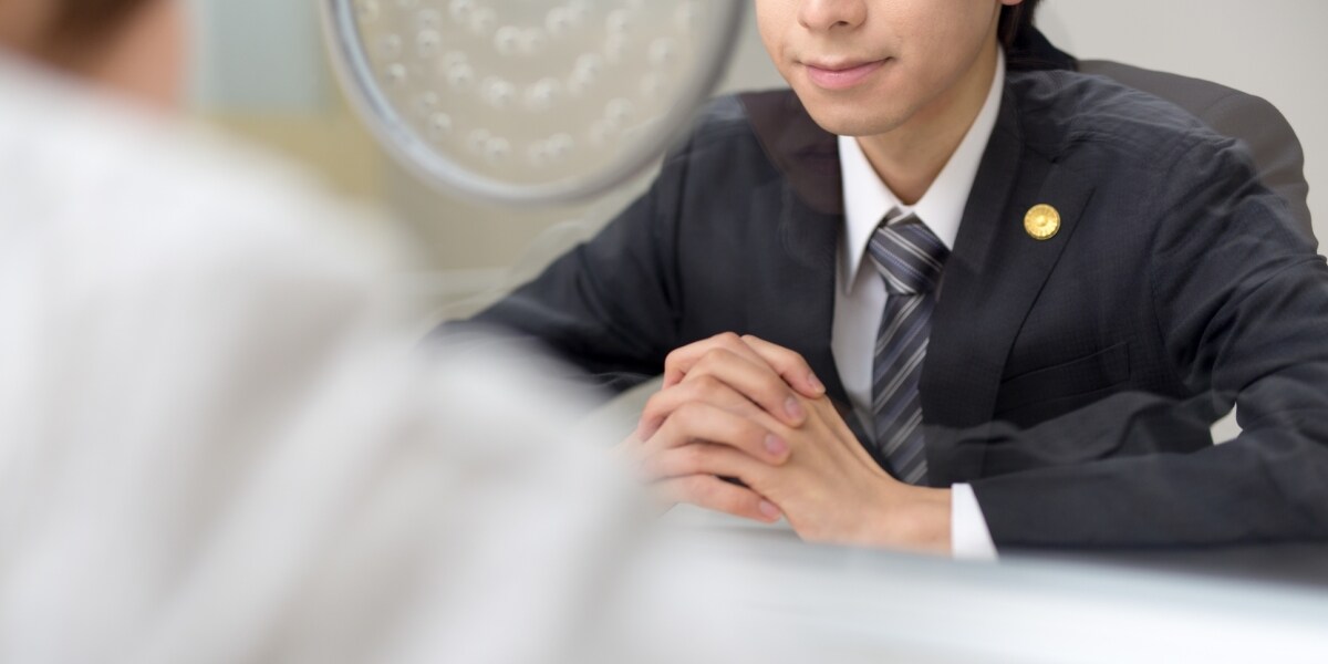 「知らないうちに服を脱がされた」公然わいせつ罪問われた被疑者の弁解　弁護人は本当に信じている？