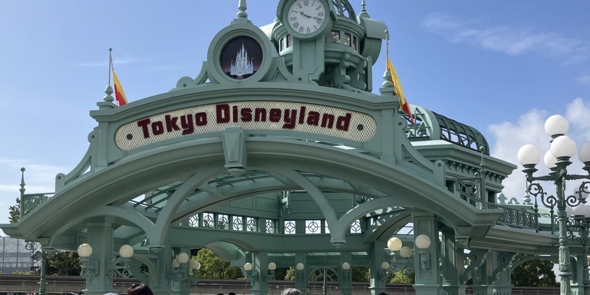 昔のディズニーと違う？サングラスや茶髪のキャストが増えたワケ、オリエンタルランドに聞いた