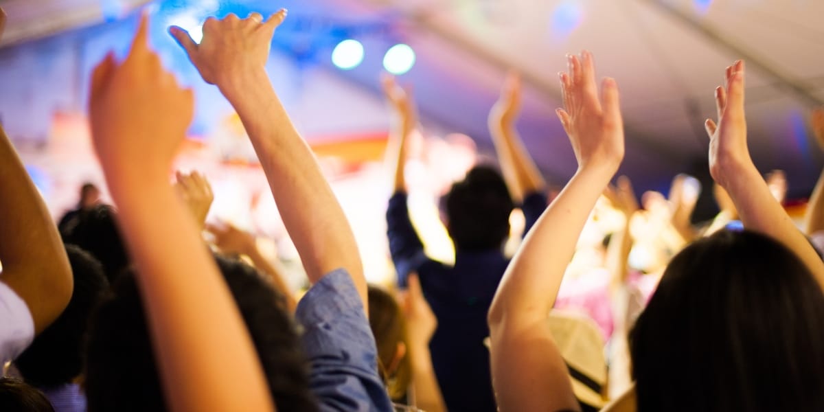 Snow Manライブで女性客が「全裸」？映像拡散で騒動に…「複数の犯罪成立も」弁護士が指摘