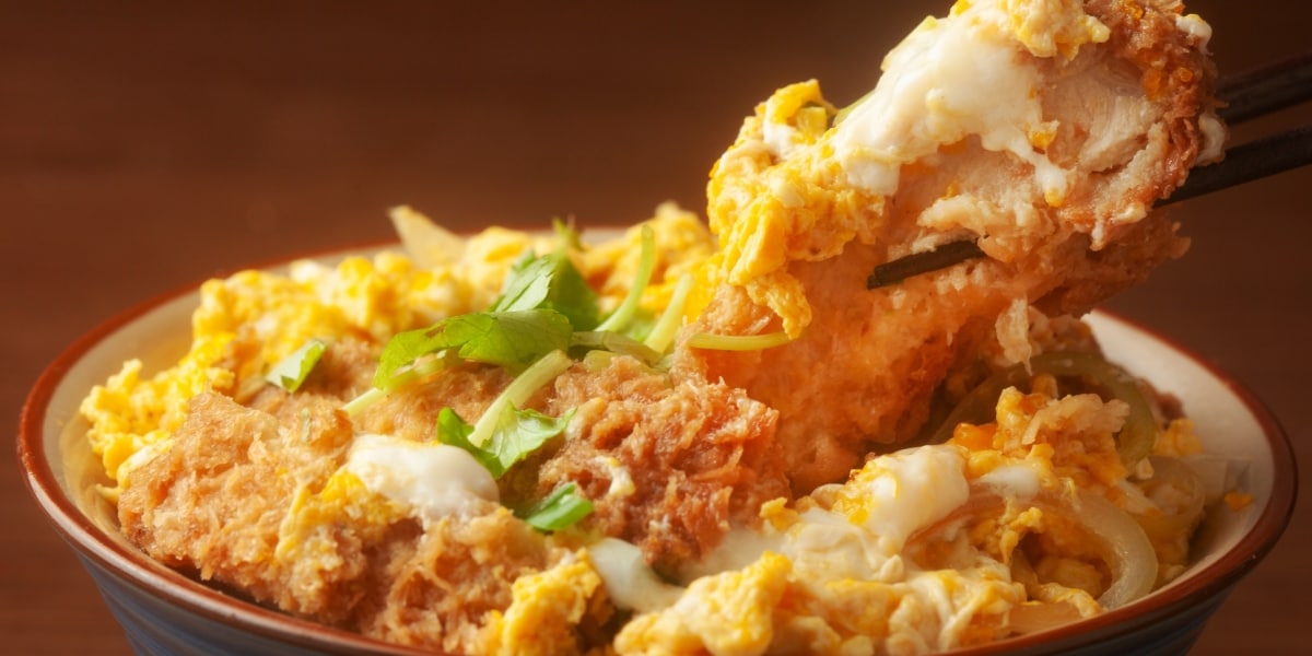 「こんなことある？」カツ丼の衣はがすと「生肉」SNS投稿に驚き、返金や作り直ししてもらえる？