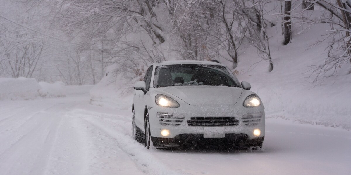 雪道でノーマルタイヤはどんな罪？ 国交省が「法令違反」と注意喚起、立ち往生の車両に批判の声