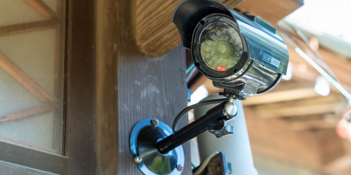 「もう我慢できない」隣人の防犯カメラが自宅玄関に向いている！撤去や撮影範囲の変更を求めることはできるか？