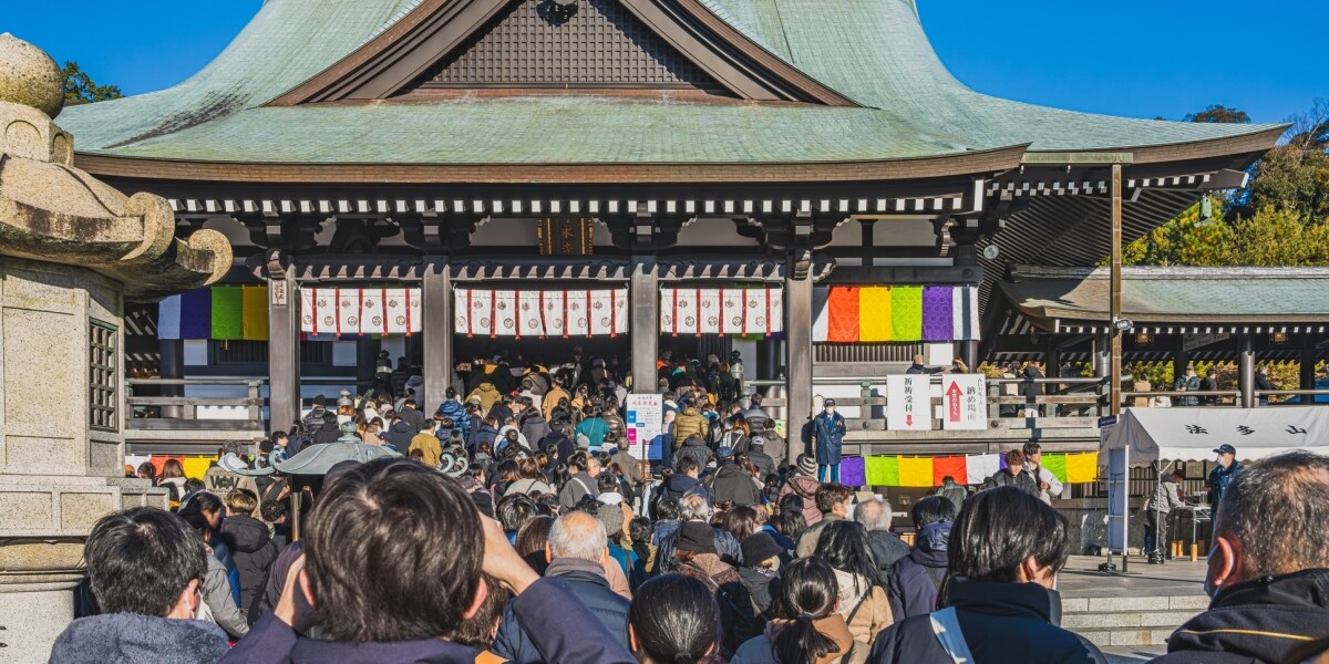 初詣で「落ちている財布」を拾ったら…「神様からのお年玉」と持ち去ると“窃盗罪”になる可能性も