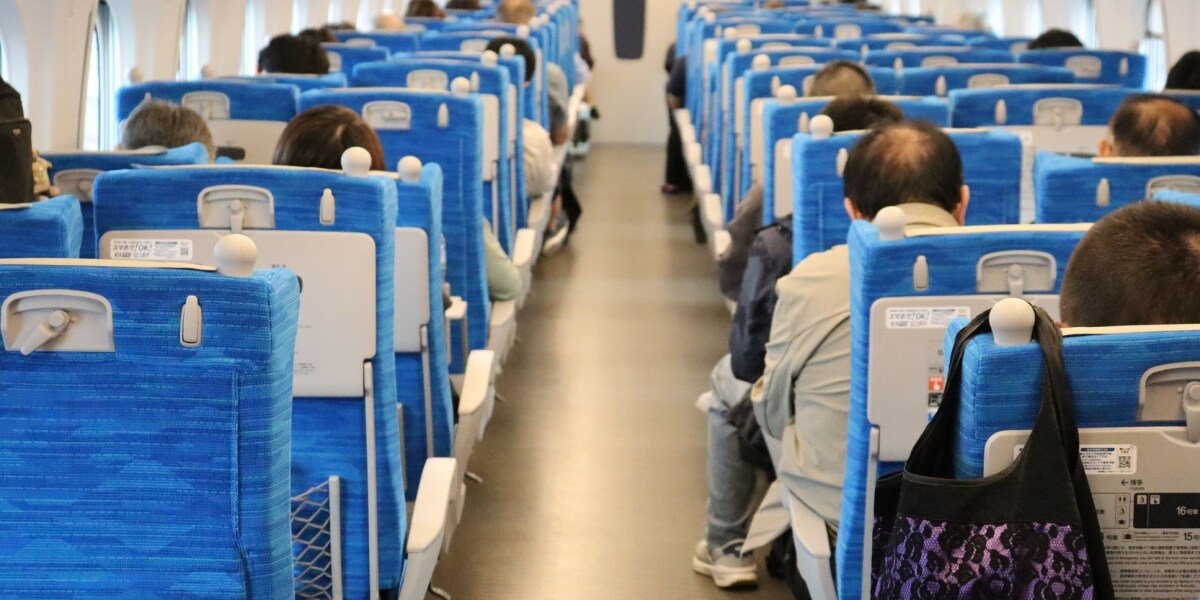 隣席から肘や膝が…、新幹線の「スペース侵食」に不快の声　度を越した密着は犯罪になる可能性も - 弁護士ドットコムニュース