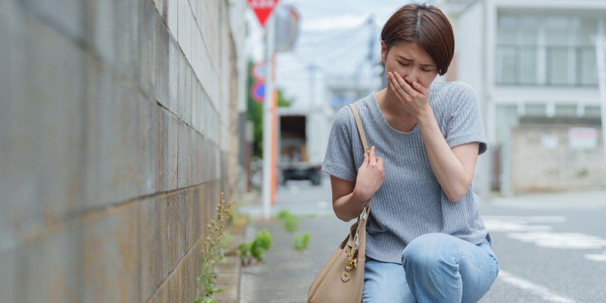 路上でつばや嘔吐、これって犯罪？軽犯罪法が問題になるケースを弁護士が解説