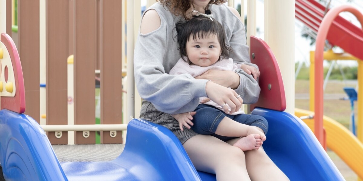 「大人の膝ですべり台」は危険、子どもの足がねじれて骨折も…小児救急医学会の注意喚起に「知らなかった」の声