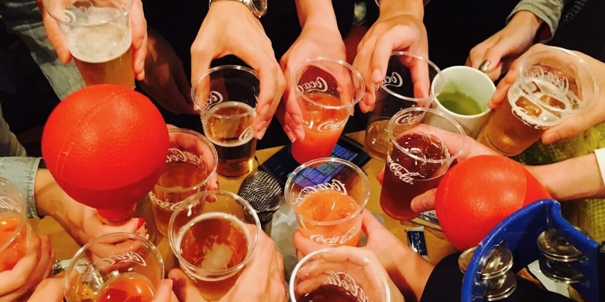 「中学生だけで居酒屋」はアウト？ビアジョッキでソフトドリンクでも停学？違法じゃなくても注意すべきポイント、弁護士が解説