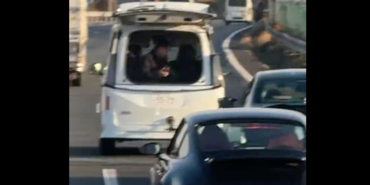 「もし落下したら&hellip;」高速道路で後部ドアから身を乗り出し撮影、事故が起きたら責任は？