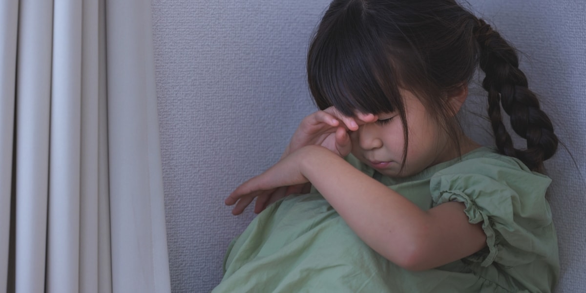 「知人と酒を飲むため」未就学の娘を11時間以上置き去りで逮捕、子どもは何歳から一人で留守番させられる？