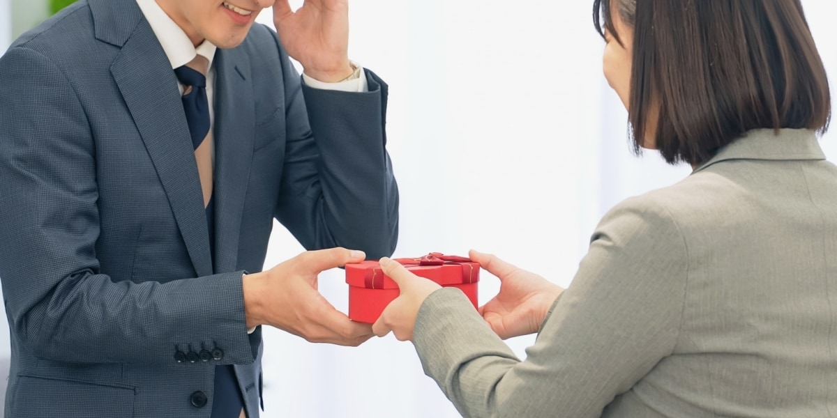 職場のバレンタイン、チョコを「配らないといけない」空気は法的に問題？「気が利かない人」と思われそうで不安