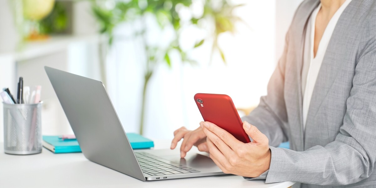 「SlackのDMを提出して」情シス担当はそんな上司命令に従う必要ある？　弁護士が解説