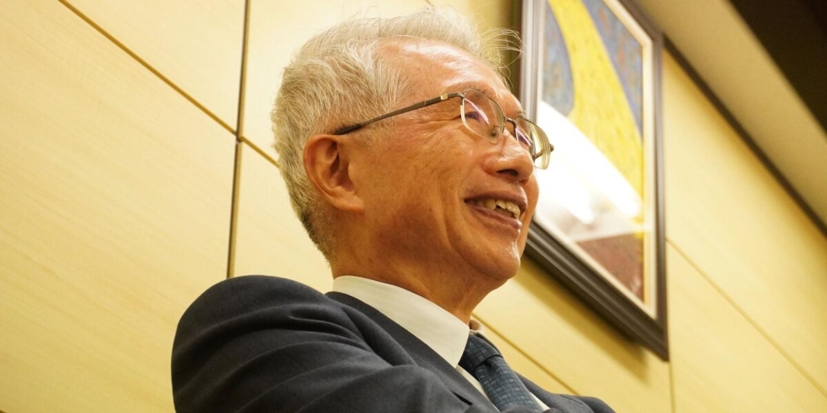 キャンバスの前に立つ「無罪請負人」弘中惇一郎弁護士、絵を描き続ける理由は「人は遊ぶために生まれてきた」