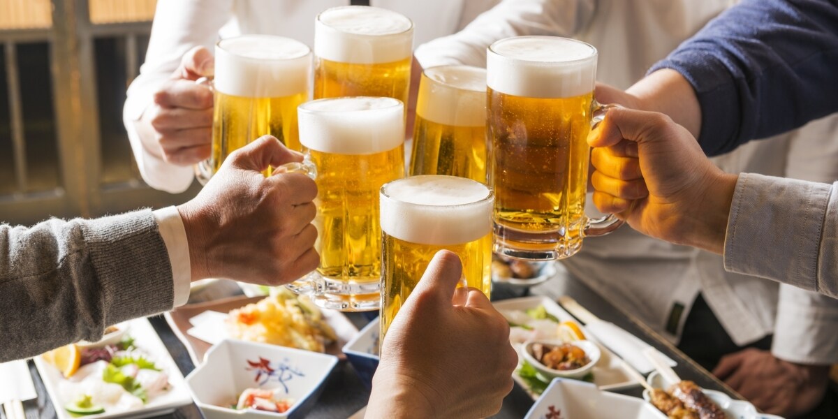 「飲み放題2000円」プランが地獄の展開…20人グループに「1人3品注文して」　後出しの注文強制、法的な問題は？