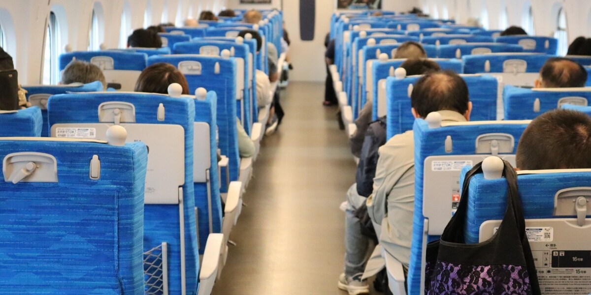 「そらあかんやろ」新幹線の座席を“窓向き”に回転して着席　乗客の写真拡散、JR東海の見解は