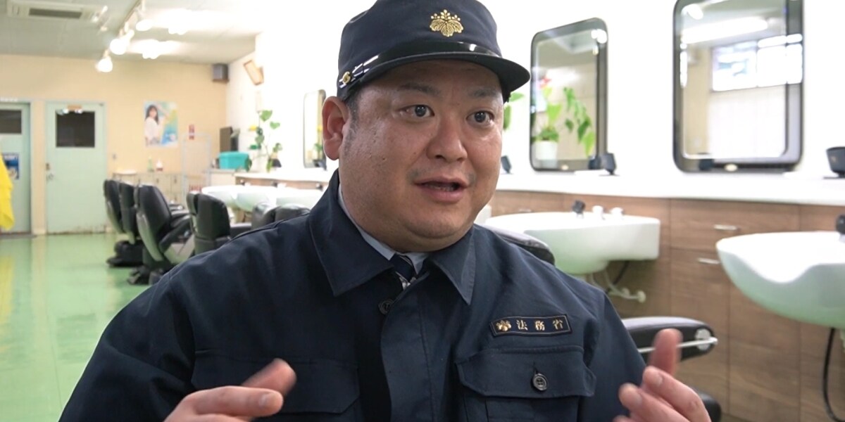 「客の話をよく聞いて」受刑者がハサミで一般客の髪を切る「塀の中の床屋」　理容師を目指す若者と向き合う職員の思い