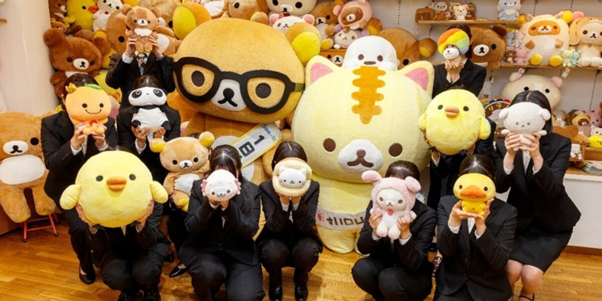 今年も顔隠す「サンエックス」入社式はプライバシー配慮、リラックマはメガネで1日社長に