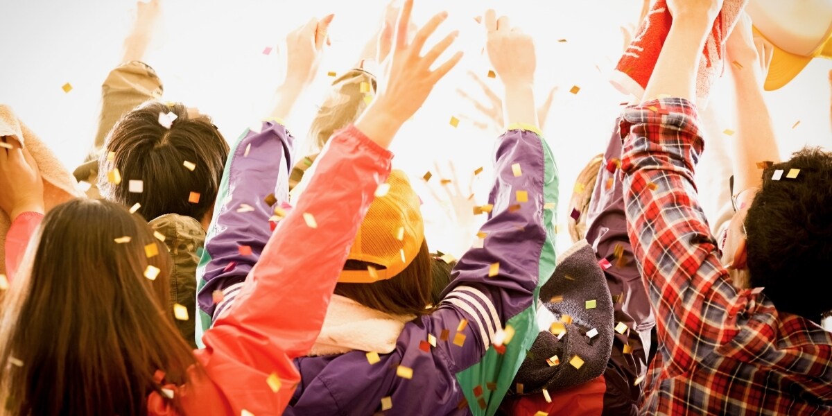 「米俵が落ちてきた衝撃」ライブ観客のダイブ直撃、人気漫画家が負傷…これ傷害罪？