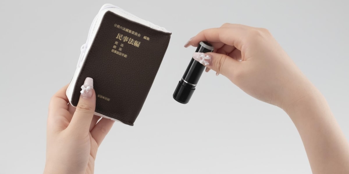 「六法全書」がまさかのカプセルトイに　発売前から法曹関係者も「ほしい！」　精巧すぎる再現の舞台裏