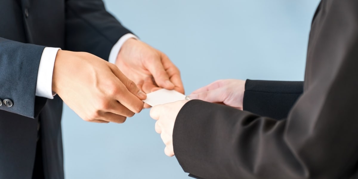 「新人研修です」→名刺渡したら不動産の“営業電話”が…東京駅で注意喚起、これって違法にならないの？