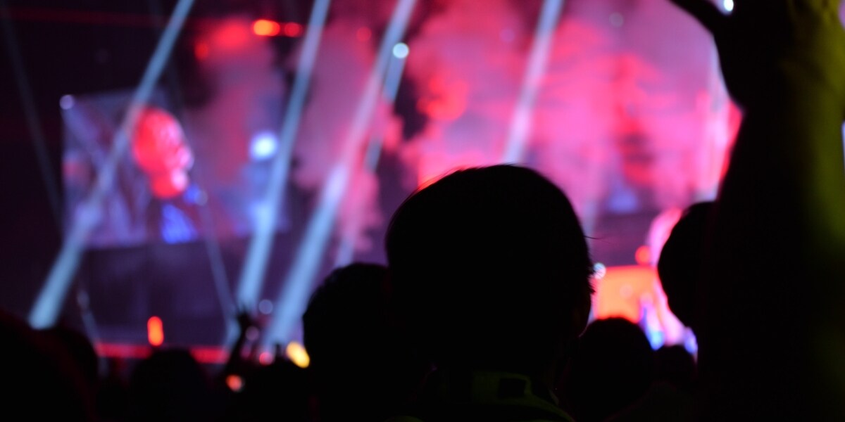 竹内涼真さん主演ミュージカル「開演3時間前」に中止　“遠征組”の交通費・宿泊費は補償される？