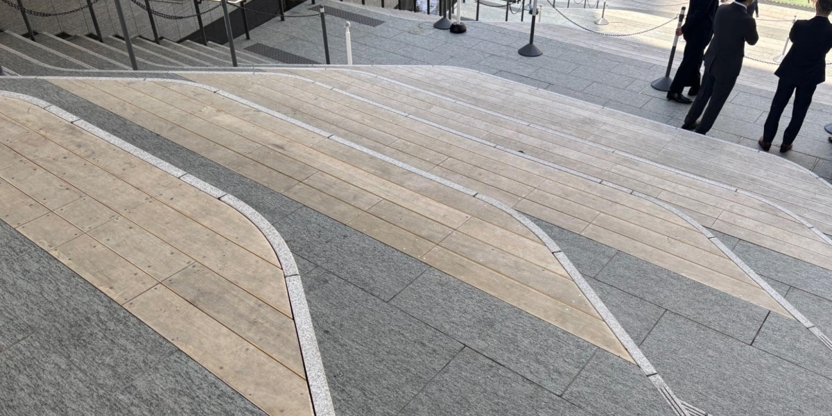 「段差が見えない」高輪ゲートウェイシティの“大階段”で転倒事故報道、施設側の責任は？