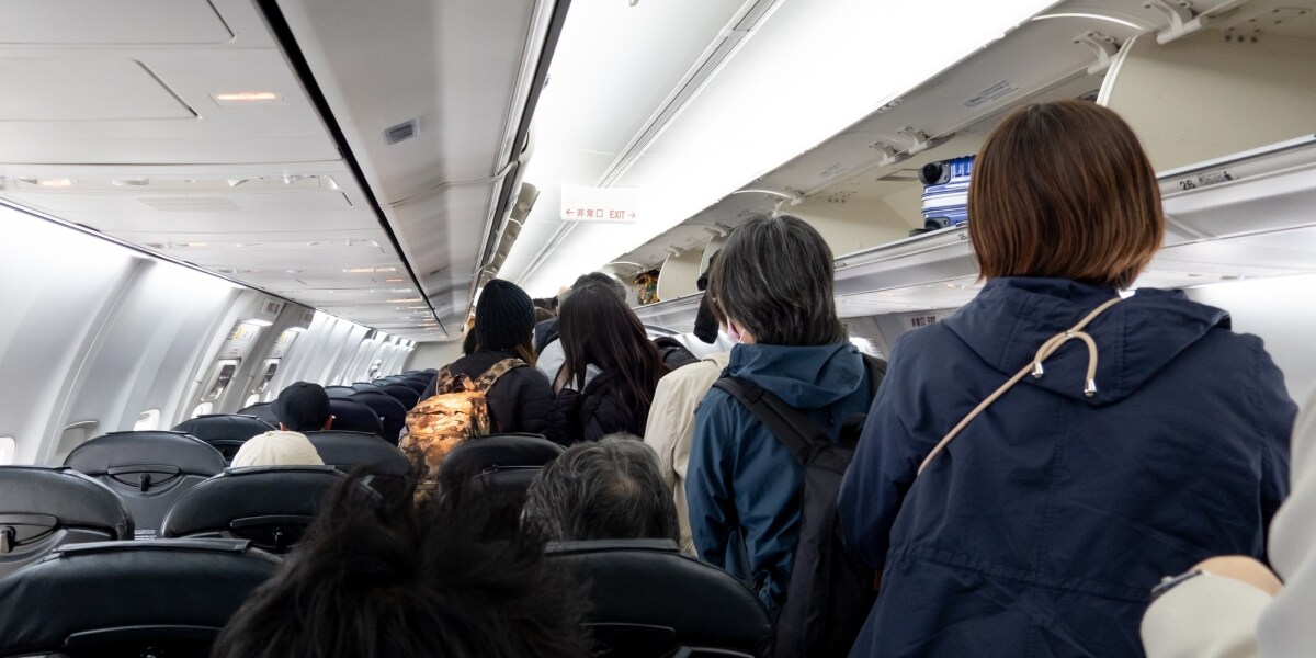 「怖くて声も出せなかった」飛行機で太もも触られ…新幹線では音漏れ・靴脱ぎ・全倒し、読者が語る“移動地獄”