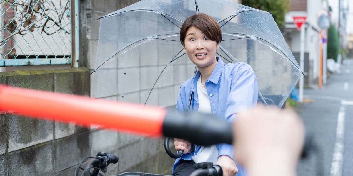 逆走するママチャリに爆走おまわりさん、無灯火カップルも…歩道は“凶器”だらけ、青切符でも止まらない？