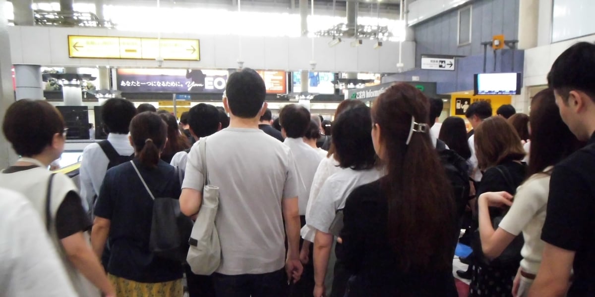 体当たりで小学2年女児にケガ、黒マスクの「ぶつかりおじさん」逮捕…過去にはどんな罪に問われてきた？