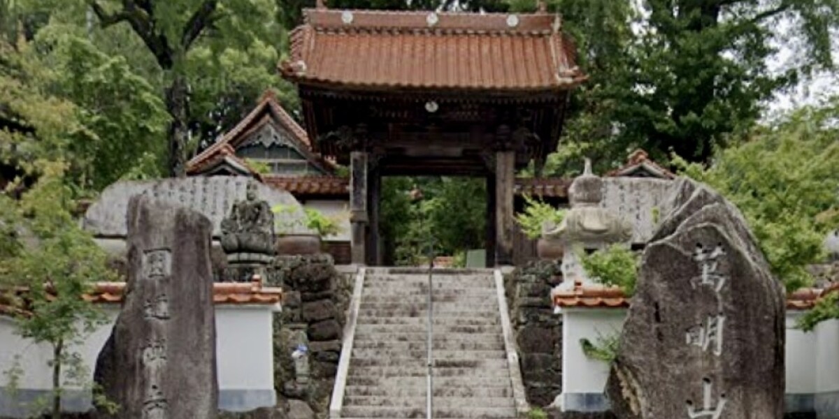 「人生が嫌になった」寺に放火した疑いで僧侶見習い逮捕、厳しい修行は時代に合わない？僧侶弁護士が答える