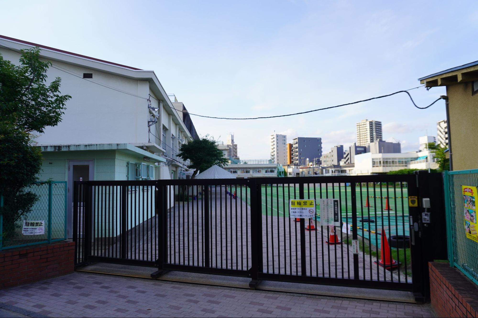 黒いススがついた小学校の校舎（裏側から撮影）、報道機関への配慮を求める掲示も（弁護士ドットコム撮影）
