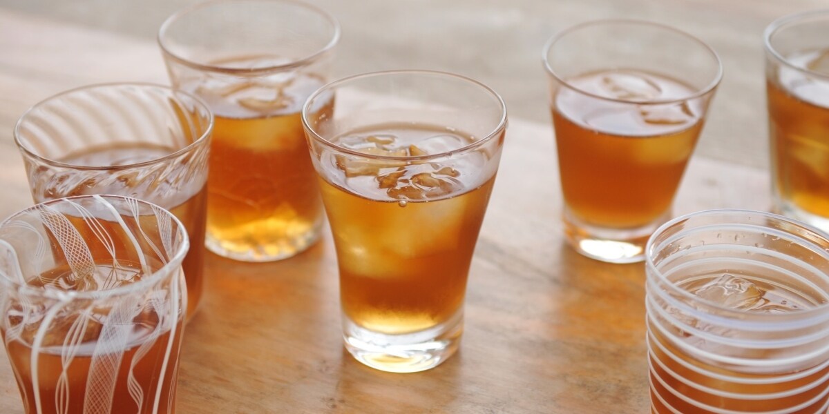 おかわり無料、冷たい麦茶を「何リットル」も…飲食店が困惑、「ガブ飲み客」の要求を断れる？